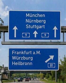 Autobahnschilder und große Verkehrswegweiser