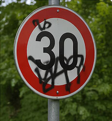 Straßenschild Begutachtung & Analyse
