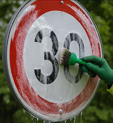 Straßenschild Entfernung der Farbe & Verschmutzung