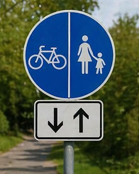 Fahrradweg- und Fußgängerbeschilderung