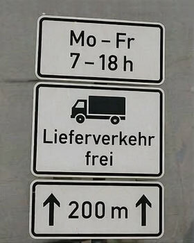 Zusatzschilder und Hinweisschilder